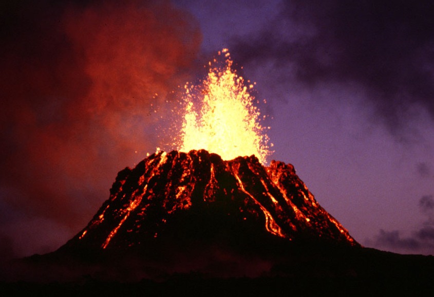  Lava erupting from the Puʻu ʻŌʻō vent in Kilauea, Hawaii.